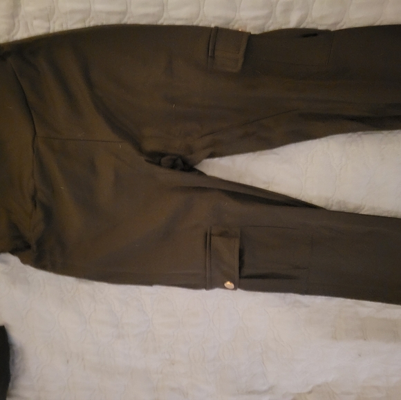 Black butt shaping leggings with side and back pockets , and a striped tube top - Picture 3 of 6